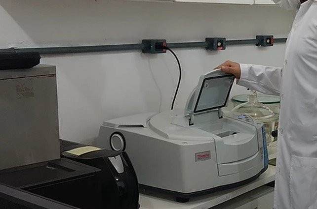 Laboratório de Espectroscopias Vibracionais - LABEV